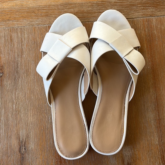 Aerosoles white bow sandals - Picture 4 of 11